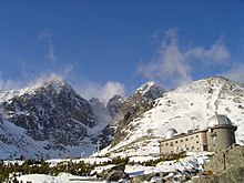 Observatoire Skalnaté pleso sous la neige au pied du Lomnický Štíť.