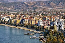 Utsyn over Pogradec ved Ohridsjøen