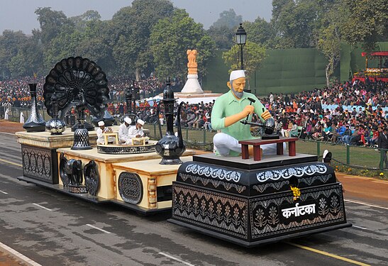 Quadro del Karnataka raffigurante bidri. L'artigianato di Bidar passa attraverso il Rajpath durante la parata della Festa della Repubblica 2011 a Nuova Delhi