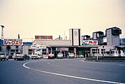 民営化間もない敦賀駅。駅舎右側に跨線テルハが見える（1987年4月）