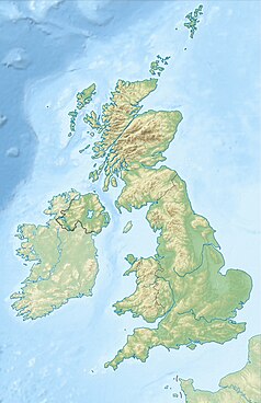 Mapa konturowa Wielkiej Brytanii, w centrum znajduje się owalna plamka nieco zaostrzona i wystająca na lewo w swoim dolnym rogu z opisem „Loch Lomond”