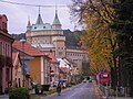 A város főtere (Hurban-tér), háttérben a várral