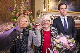 2014: Truus Menger-Oversteegen tussen Freddie Dekker-Oversteegen en premier Mark Rutte