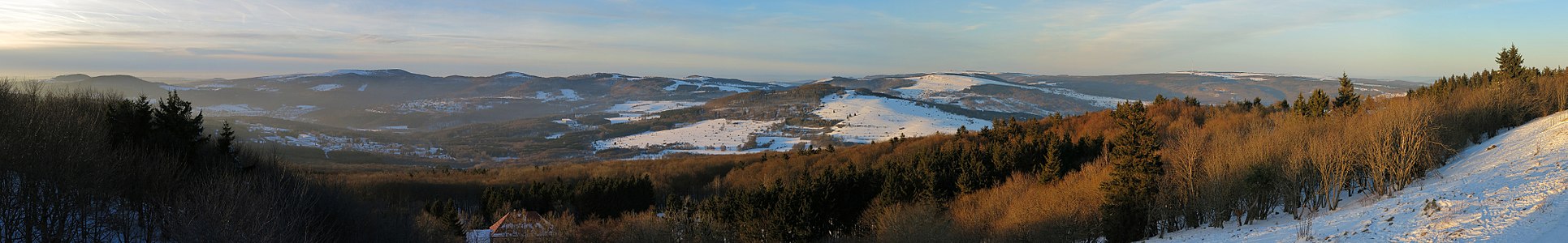 Ausblick vom Kreuzberg in nördliche Richtungen über Wildflecken, Oberwildflecken und Neuwildflecken hinweg u. a. zu Dammersfeldkuppe, Eierhauckberg, Arnsberg, Himmeldunkberg, Wasserkuppe und Heidelstein