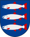 Tre salmoni alettati e caudati di rosso, posti in fascia ed ordinati in palo (stemma di Laholm, Svezia)