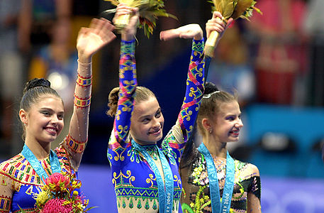 Alina Kabàieva (bronze), Iúlia Barsukova (or) i Yulia Raskina (plata), al podi dels Jocs Olímpics de Sydney 2000