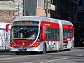 Autobus linii 720 należący do systemu Metro Rapid jadący w kierunku miasta Santa Monica