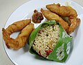 Nasi bakar teri (anchois) avec des crevettes frites et du sambal en accompagnement.