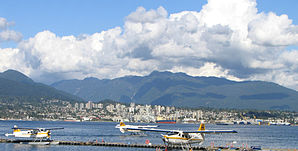 North Vancouver und North Shore Mountains von Coal Harbour aus gesehen