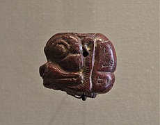 Tête de Pazuzu en pierre rouge avec inscription, v. 900-600 av. J.-C. Musée du Louvre.