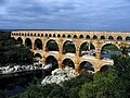 Pogled s strani Pont du Gard kaže tri vrste lokov