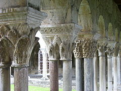 Detalle de los capiteles del claustro