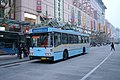 1999年在新東安市場西門外行駛的103路雙源無軌電車