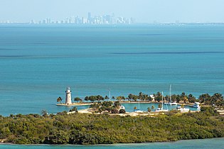 Boca Chita lurmuturreko itsasargia eta urrutira Miami.