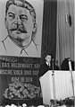 朝鮮人民共和国建国記念式典で演説するシュトフ (1952年東ベルリン)