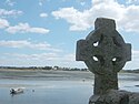 Brittany, Sant-Kadoù Island, the croix celtique de Saint Cado, Stêr an Intel (Étel river), erected 1990