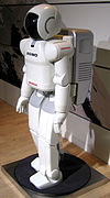 ASIMO（2000年）。二足歩行する機械。