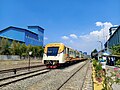 Tampak kereta api Komuter berhenti di jalur 2 Stasiun Indro (1 Agustus 2021)