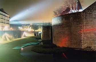 Le château des ducs de Bretagne à Nantes, illuminé pour la nuit. (définition réelle 1 600 × 1 200)