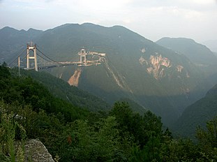 Jembatan Sungai Sidu di selatan County Badong, merupakan jembatan tertinggi di dunia.