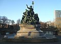 K 21, sculpture-fontaine devant la façade nord : Père Rhin et ses filles (de), 1897