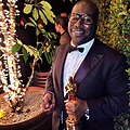 Sutradara dan produser Steve McQueen memegang Oscar Film Terbaik untuk film tersebut di Academy Awards ke-86.