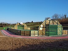 Terrain multisport et sa clôture métal-bois ; Villemanoche (janvier 2018).