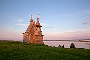 La chapelle avec en arrière-plan le lac Kenozero.