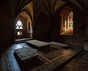 Pierres tombales dans la chapelle Sainte-Anne, dans la forteresse de Marienbourg, ancien siège de l'ordre des Chevaliers teutoniques en Poméranie, dans l'actuelle Pologne. (définition réelle 4 489 × 3 627)