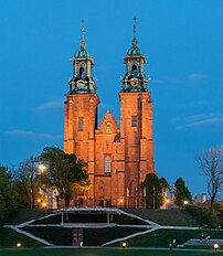 La cathédrale de Gniezno, en Grande-Pologne. (définition réelle 3 537 × 4 055)