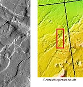 热辐射成像系统拍摄于阿卡迪亚区的照片 ，显示了来自不同方向的作用力所形成的复合地堑。