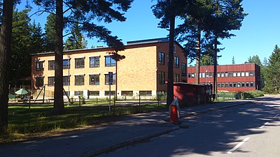 "Gamla skolhuset" (gula tegelbyggnaden), KAS/M:s skollokaler.