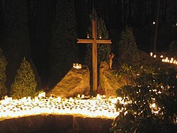 Leuchtende Kerzen an einem Grab auf dem Malmi-Friedhof in Helsinki am Heiligen Abend