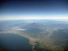 南から。手前は愛鷹山