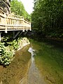 Passerelle surplombant la rivière