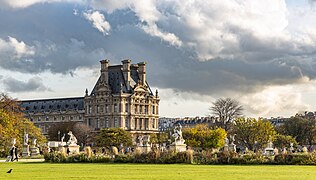 Le palais du Louvre vu du jardin des Tuileries.