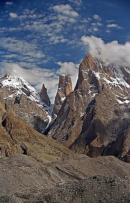 Trangomassivet med Trango Tower i mitten och Great Trango Tower till höger.