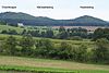 Blick aus Richtung Sünna südsüdwestwärts zum Michaelsberg mit Wachkoppe (links) und Hubenberg (rechts)