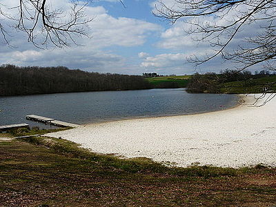 Der aufgestaute Badesee Lac de Rouffiac-en-Périgord