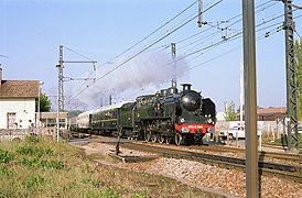 La 230 G 353 passe la gare de Ponthierry - Pringy en octobre 1985.