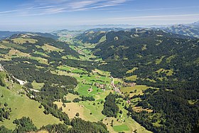 Alpthal vom Mythen gesehen; im Vordergrund Brunni.