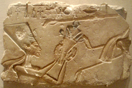 Talatat que representa a Nefertiti adorant a Atón. Museu de Brooklyn.