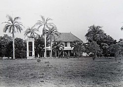 Rumah tuan tanah Cengkareng yang dibangun tahun 1760 (foto diambil sekitar tahun 1920-1945)