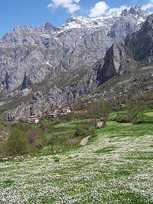 Cordiñanes al pie del Macizo Central de los Picos de Europa. Posada de Valdeón (León). Parque Nacional Picos de Europa. ES000003. ROSUROB.JPG