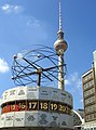 La Weltzeituhr ad Alexanderplatz indica l'ora di molte città attorno al globo terrestre