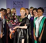 Academic dress för King's College London i olika färger av Vivienne Westwood 2008.