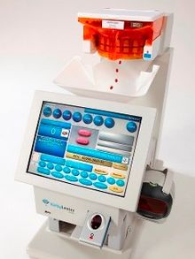 Contatore di modelli interfacciato al computer. Esempio di automazione farmaceutica.