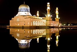 Vue de la mosquée de nuit.