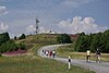 Blick von Osten zur Gipfelregion des Mittelberges mit Sendetürmen