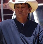 בן נאוואחו העובד כמדריך תיירים בעמק מונומנט